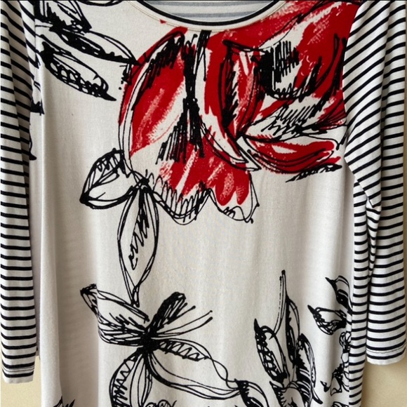 ZENERGY by CHICO’s Bonnie Mix Floral Print Tee Red, White & Black Size 0 - Picture 10 of 15